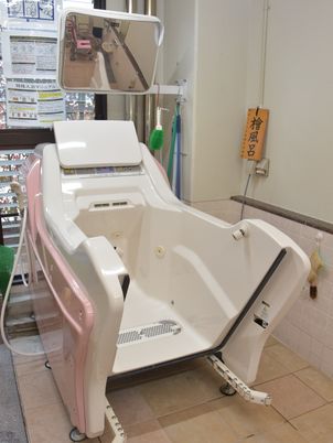 バリアフリー設計の浴室