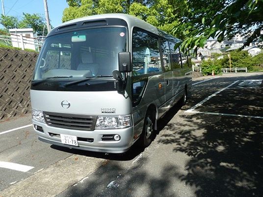 送迎車が停車する外観  