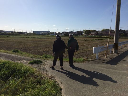 散歩中の二人の人