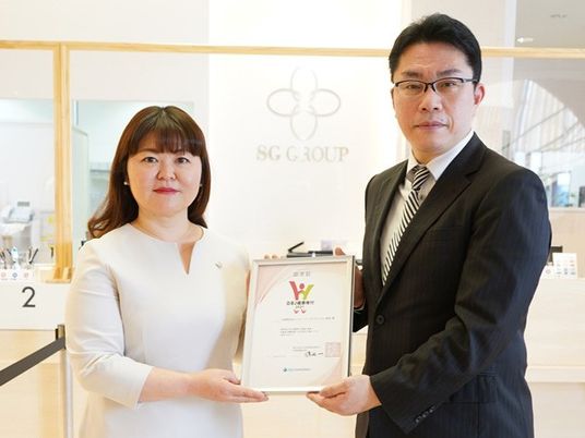表彰状を持つ受付  