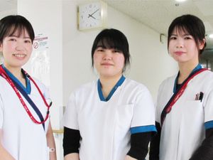 笑顔のスタッフの廊下  