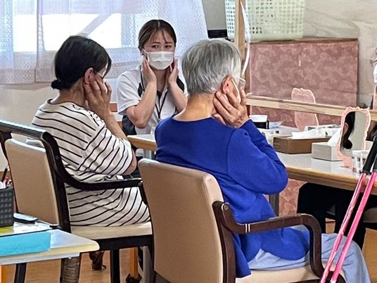 笑顔で対話する居室