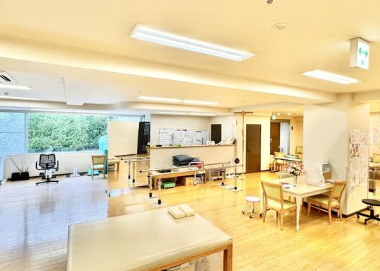 自然光が差し込む機能訓練室