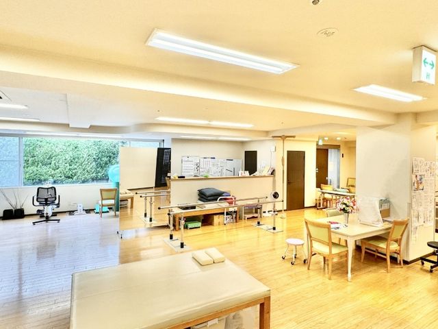 自然光が差し込む機能訓練室 機能訓練室 木の温もりが溢れる空間で、リハビリに取り組める訓練スペースです。