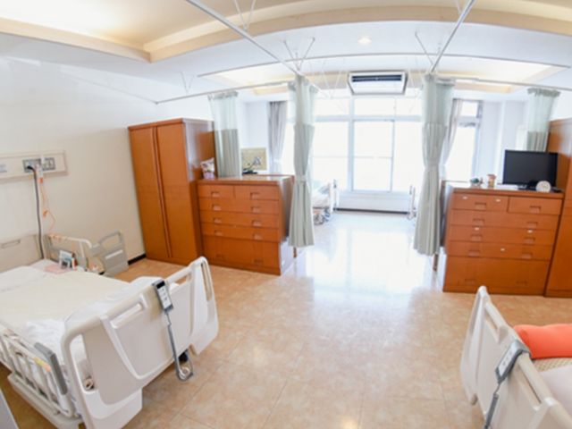 明るい居室 居室 自然光が差し込む居室は、広々として長時間の滞在も快適です。リラックスできる空間で働きやすさを実感できます。