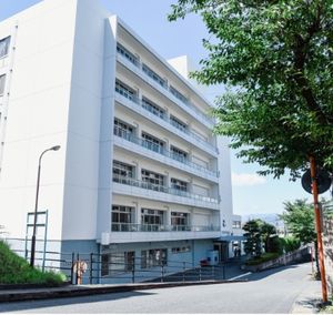 白い建物の外観