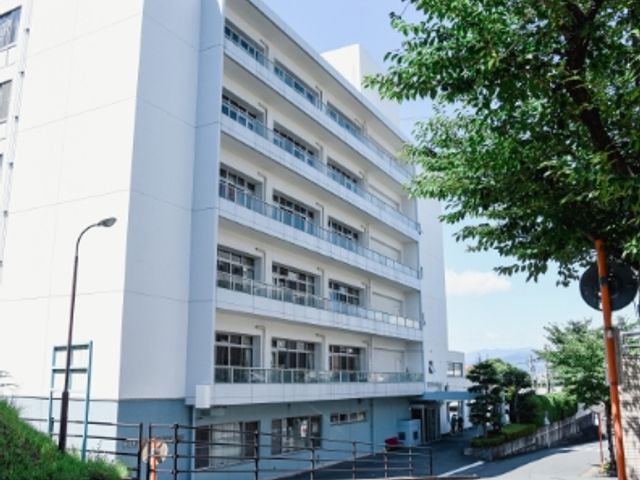 白い建物の外観 外観 近代的な白い建物が青空に映えています。静かな環境で働きやすさが感じられる場所です。
