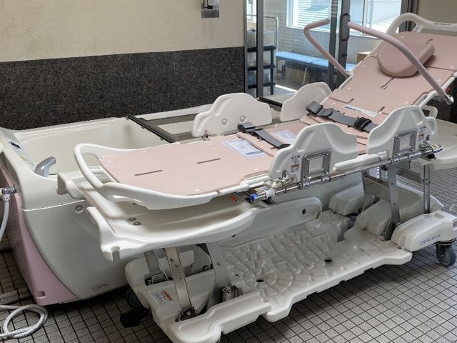 介護用特別機器の浴室 浴室 広々とした特別なバス設備が整っています。快適にご入浴いただける工夫がされています。