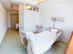 ベッドと洗面台の居室  