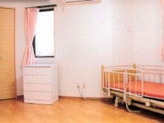 居室の整ったベッドと窓
