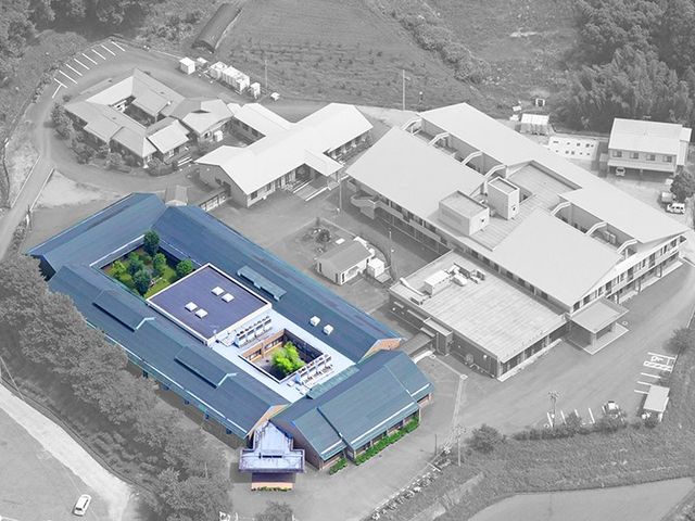 豊かな自然に囲まれた外観 外観 周囲の緑に囲まれた、穏やかな環境にある建物です。施設全体が一目でわかります。