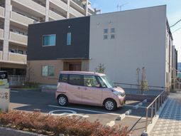 外観の建物と駐車場