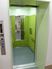 緑の壁が印象的なエレベーター