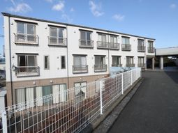 明るい外観の建物