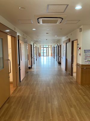 明るい空間の廊下
