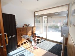 入り口付近の明るい空間