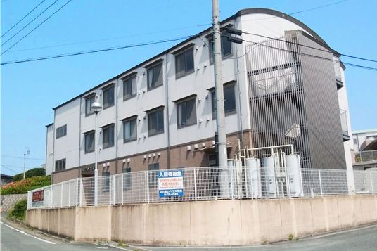 灰色の建物の外観