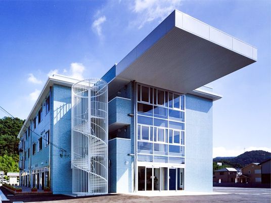 青い外観の建物  