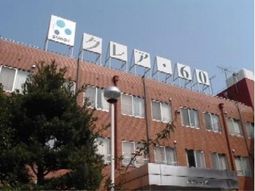 明るい外観の建物