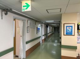 証明書が飾られた廊下