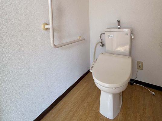手すり付きトイレ