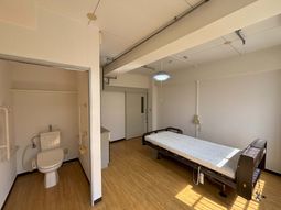 窓から光が差し込む居室