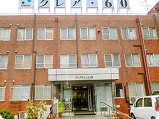 レンガ調の施設外観  