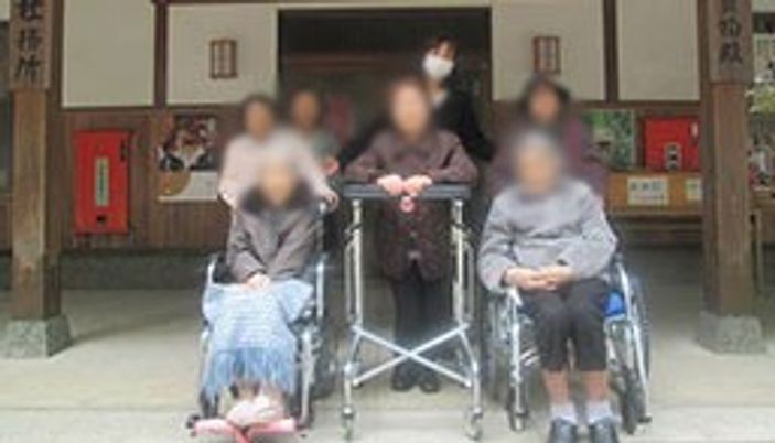 車椅子のある集合写真