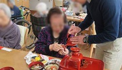 食事の配膳を手伝う場面