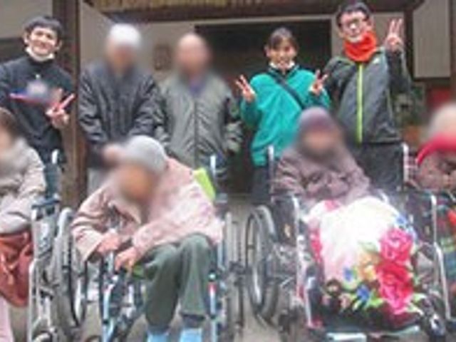 広い玄関前の様子 エントランス 多くの人が集うエントランスで、皆さんが笑顔で迎えられる空間となっています。