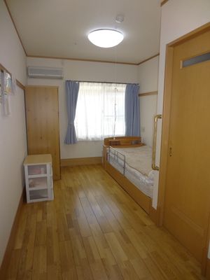 木床の明るい居室