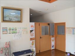 壁掛けアートと掲示物