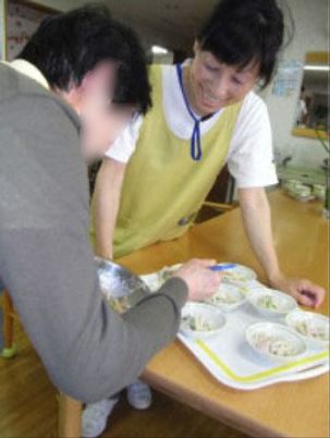 料理活動をするスタッフ