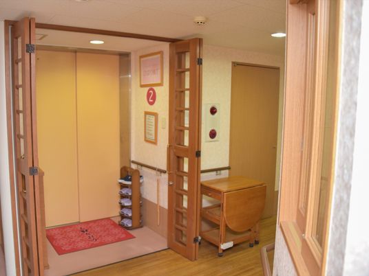 明るい廊下の出入口