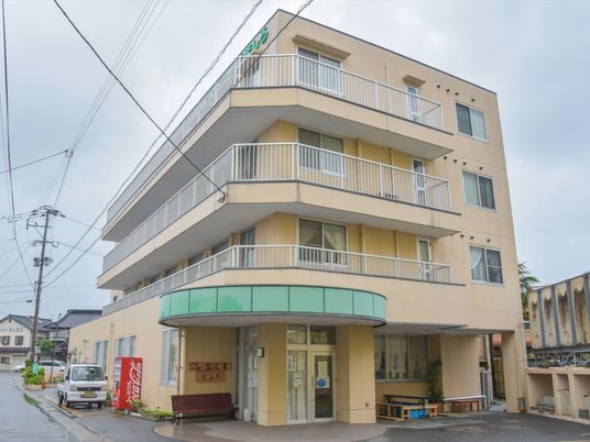 暖色の建物の外観