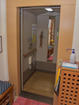 開閉式のエレベーター入口