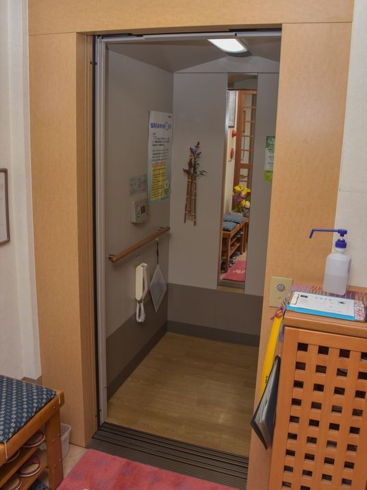 開閉式のエレベーター入口