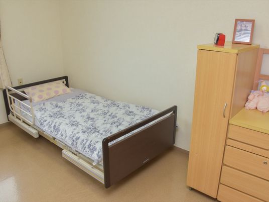 居室のベッドとタンス