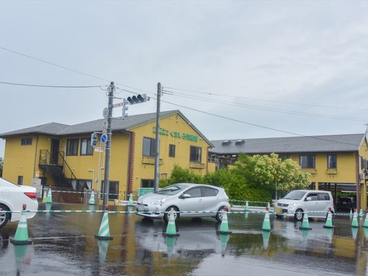 黄色い外壁の建物外観
