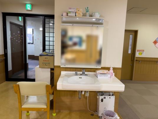 洗面台と手すり付き椅子