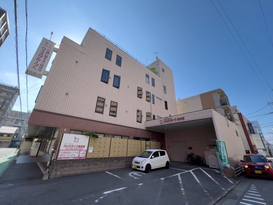 ピンクの外観の建物