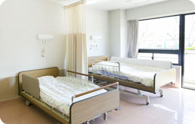 窓際にベッドがある居室