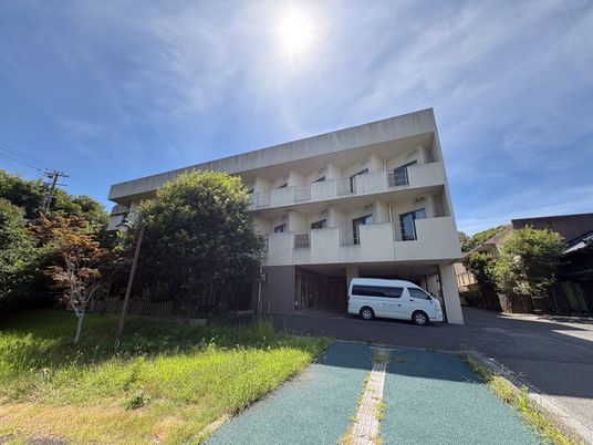 自然に囲まれた外観  
