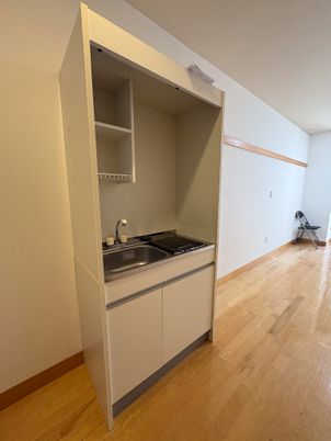 小型キッチンのある廊下  