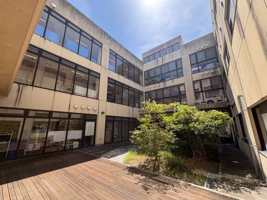 中庭のある建物外観  