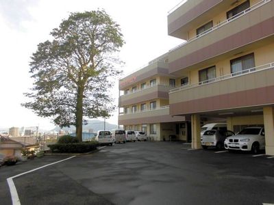 広い駐車場の建物外観