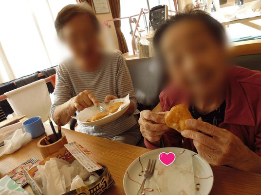 楽しげな昼食の様子