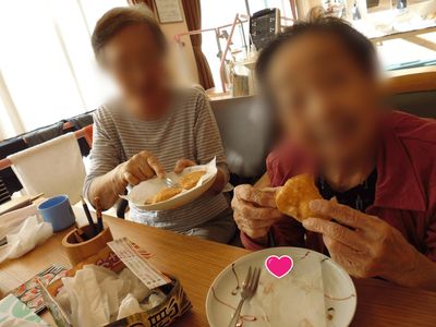 楽しげな昼食の様子
