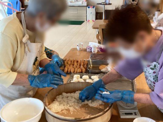料理を作るお年寄りの様子