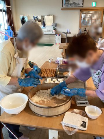 料理を作るお年寄りの様子